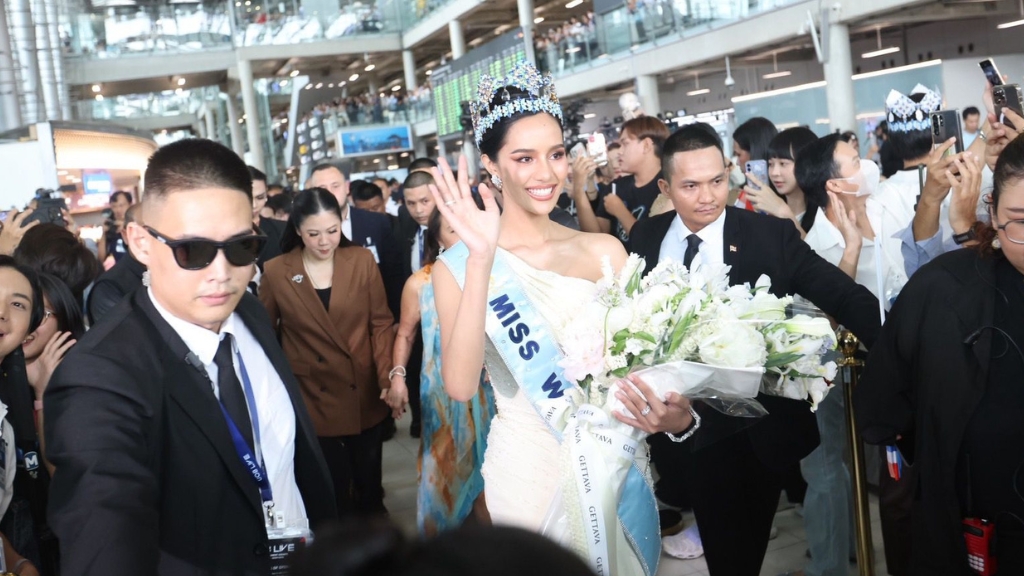 สนามบินแตก! แฟนนางงามแห่ต้อนรับ “โอปอล สุชาตา” Miss World 2025 คนแรกของไทยอย่างยิ่งใหญ่