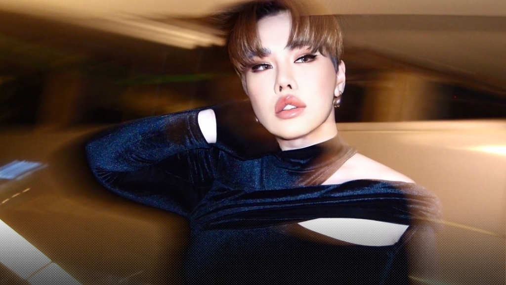 ดีเจบุ๊คโกะ ธนัชพันธ์ ร่วมชูความเป็นไทยผ่านเสื้อผ้าฝีมือไทยดีไซน์เนอร์ บนรันเวย์ New York Fashion Week