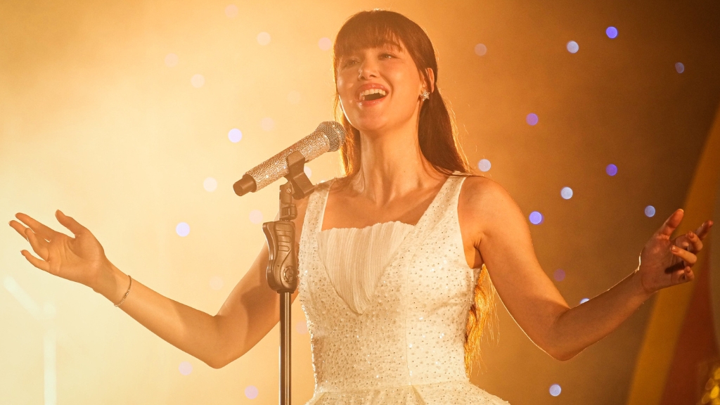 GDH ส่งสุขท้ายปีด้วยความฮาขั้นสุด! เปิดตัวภาพยนตร์คอเมดี้–มิวสิกัล ‘ดีว่า..ราวี’ ระเบิดสงครามดวลไมค์แบบไฟลุก