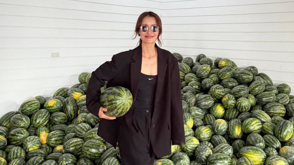 แอน ทองประสม เหมาแตงโมช่วยชาวสวนราชบุรี หลังผลผลิตราคาตกเหลือเพียงกิโลกรัมละ 1 บาท