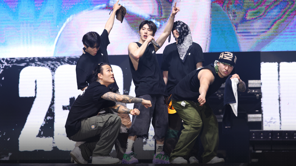 B.I พลังล้นเหลือ! มอบโชว์สุดพิเศษโดดไม่หยุดกว่า 3 ชม. บนเวที #BI_2024HypeUpinBKK