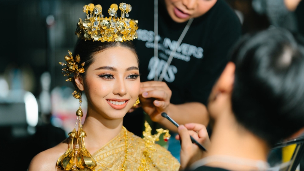 แรงบันดาลใจจากชุดไทยพระราชนิยม สู่แฟชั่นโชว์ 77 ชุดไทยประจำชาติบนเวที Miss Universe Thailand 2025
