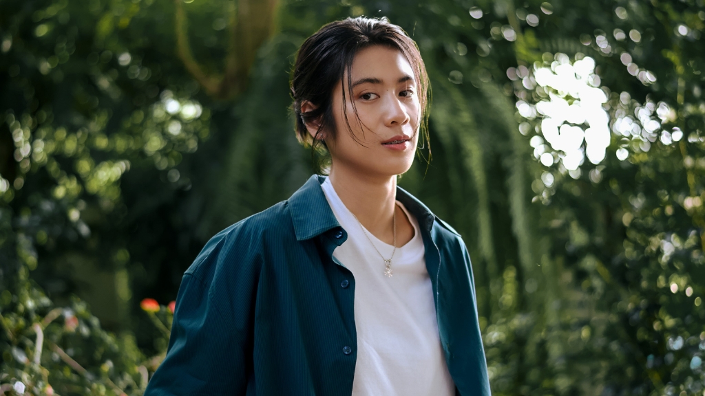 sarah salola ได้รับเลือกให้ร่วมแคมเปญ GLOW Global Artist Spotlight และถูกฉายภาพขึ้นบิลบอร์ดกลางนิวยอร์ก