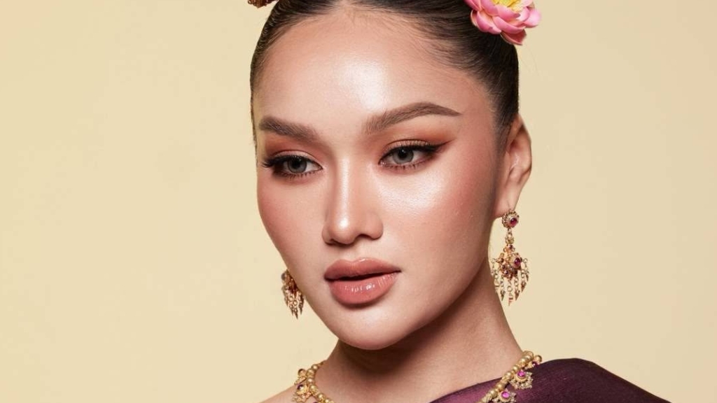 น้ำผึ้ง กานต์ธีรา ตัวแทนสาวไทยปรากฏโฉมในชุดไทยจักรี บนเวที Miss World 2026 รอบ Opening Ceremony