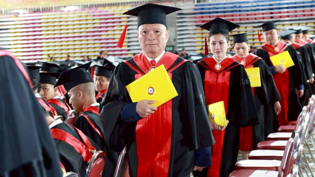 หม่ำ จ๊กมก เชื่อไม่มีใครแก่เกินเรียน ทำฝันสำเร็จคว้าใบปริญญารัฐศาสตร์ ในวัย 60 ปี