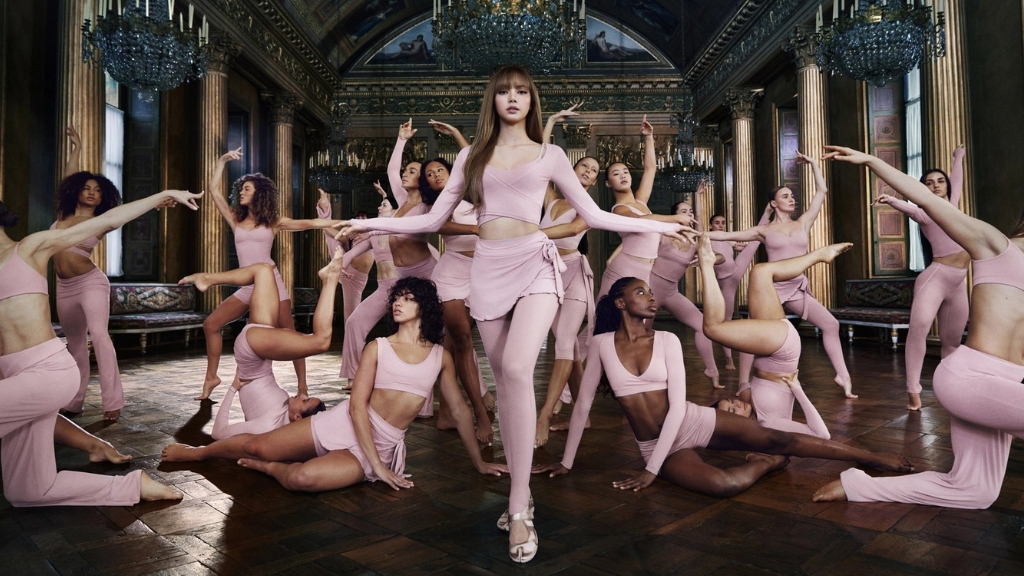 LISA เปิดตัวแคมเปญแรกกับ Nike ผ่าน NikeSKIMS คอลเล็กชัน Spring 2026 ด้วยชุดออกกำลังกายโทนชมพู-ดำ