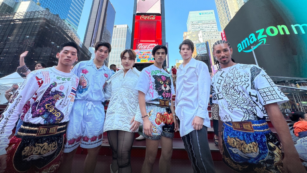 ดีเจบุ๊คโกะ ธนัชพันธ์ เดินแฟชั่นโชว์บนรันเวย์กลางไทม์สแควร์ ด้วยชุดฝีมือดีไซน์เนอร์ไทยรุ่นใหม่