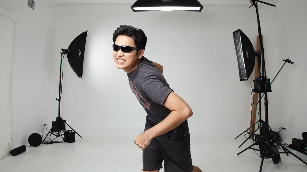 โจอี้ ภูวิศิษฐ์ ใช้ฤกษ์ดีปีใหม่ ทำบุญขึ้นบ้านหลังใหม่ที่ จ.ร้อยเอ็ด เป็นของขวัญให้ตา-ยาย ผู้เป็นแรงผลักดันในชีวิต