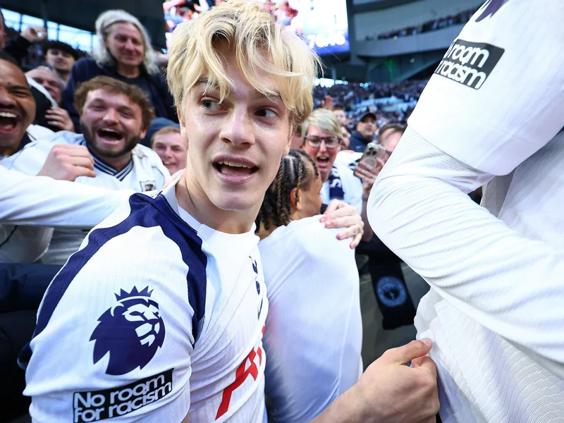 Bergvall Seeks Tottenham Exit Amid Reduced Role and De Zerbi's Tactical Shift