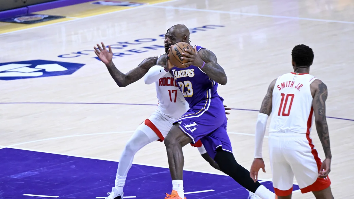 Tari Eason (17) and Jabari Smith Jr. (10) of the Rockets guard LeBron James (23) of the Lakers in Game 5. Anadolu Agency/IMAGO