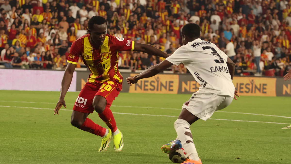 Anthony Dennis (Goztepe) and Grissa Camara (Gaziantep) battle for the ball during a Turkish Süper Lig match.
