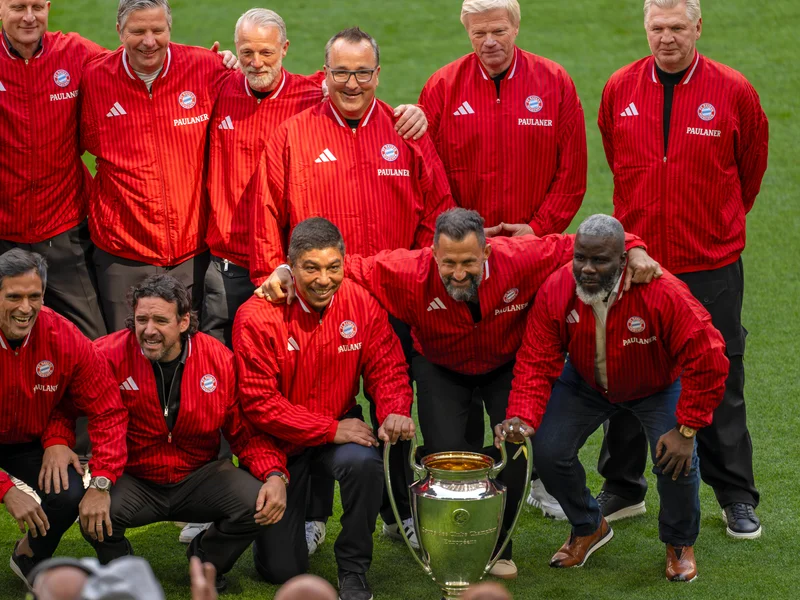 Elber and Kuffour lead 2001 champions in nostalgic Bayern tribute
