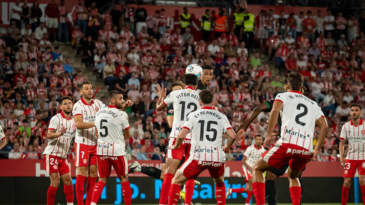 Vitor Reis in a Girona FC jersey dribbles the ball during a La Liga match against Elche CF.