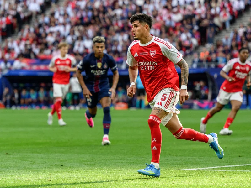 Arsenal Secure Hincapie Permanently for £34.5m After Title-Winning Season