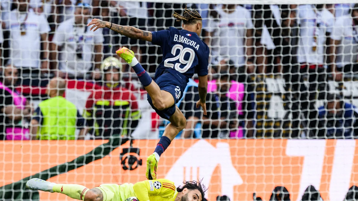 Arsenal goalkeeper David Raya and PSG's Bradley Barcola during the UEFA Champions League final.