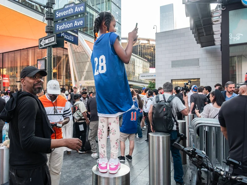 Knicks Erase Double-Digit Deficit to Claim Game 1 Victory Over Spurs