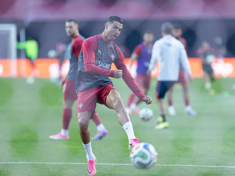 Postecoglou Eager to Integrate Ronaldo into Al-Nassr's New Season Plans