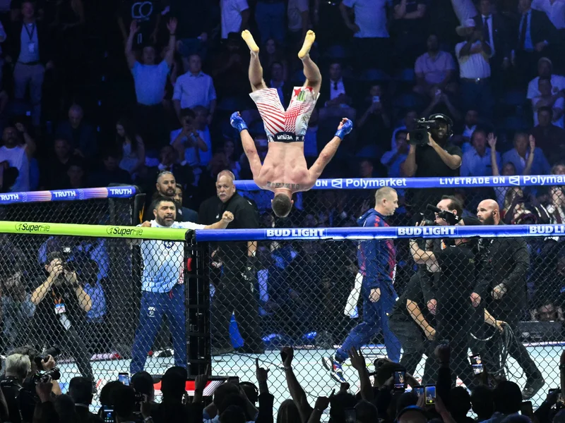 Gaethje hands Topuria first loss as corner intervenes after barrage