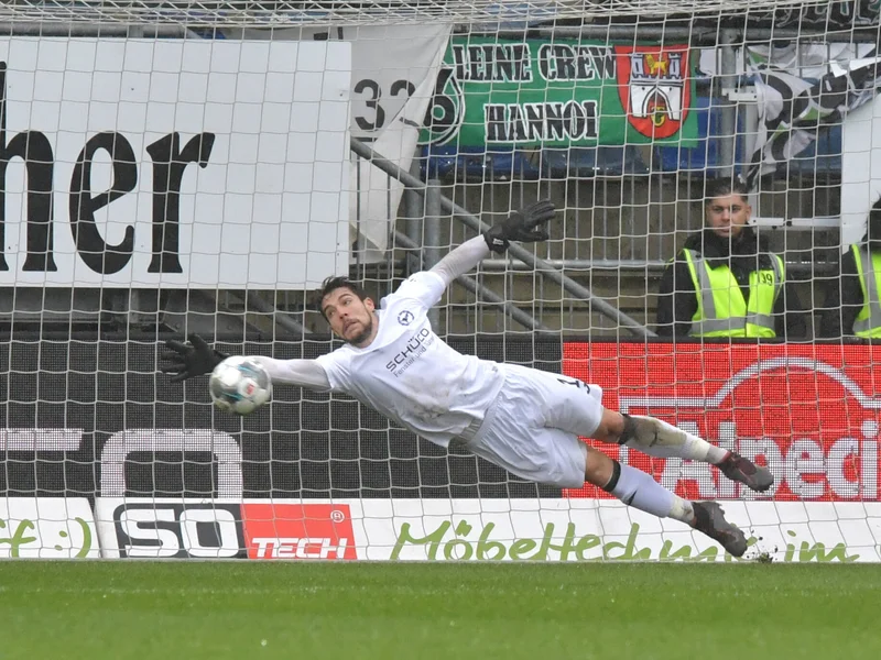 Ortega Eyes Germany Return as Hannover 96 Pursues Free Agent Goalkeeper