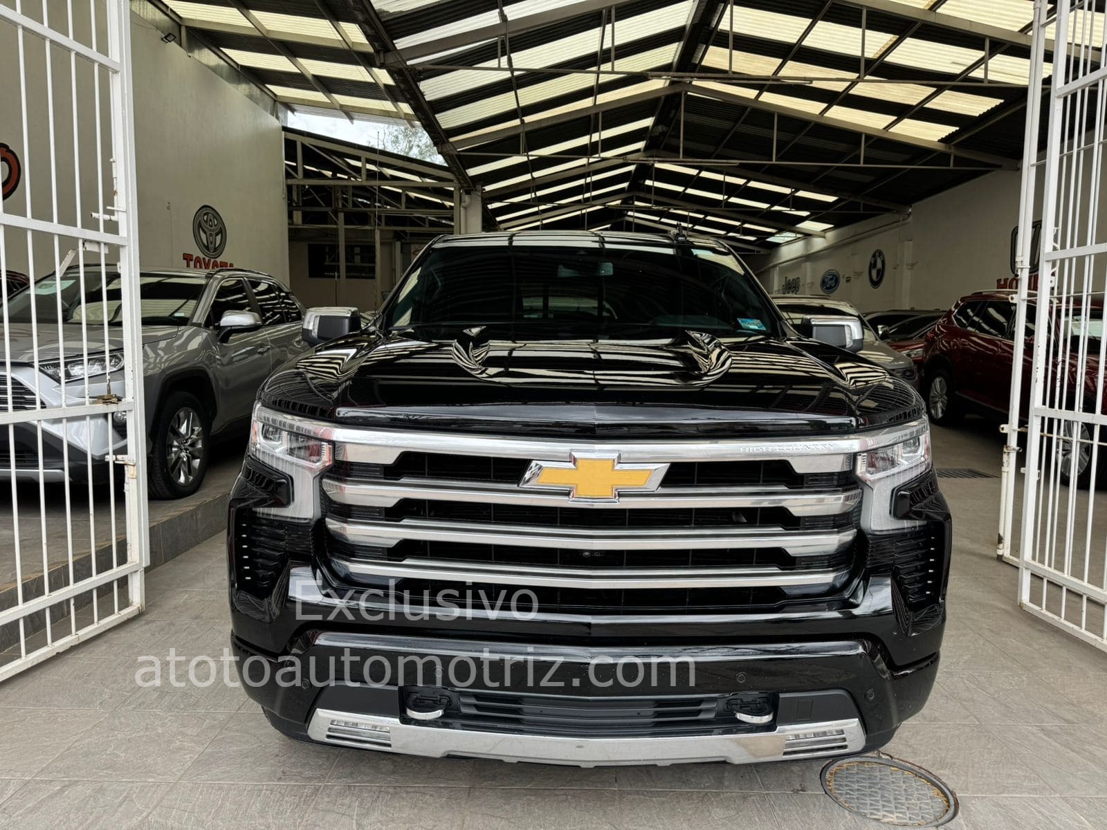 Chevrolet Cheyenne 2023 High Country Automático Negro