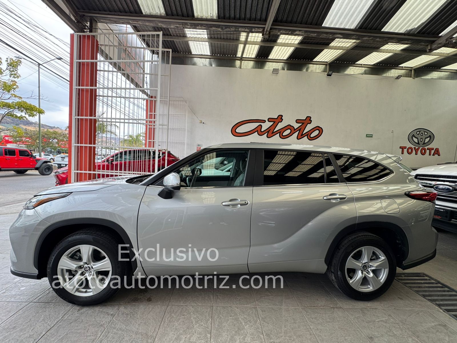 Toyota Highlander 2023 Le Automático Plata