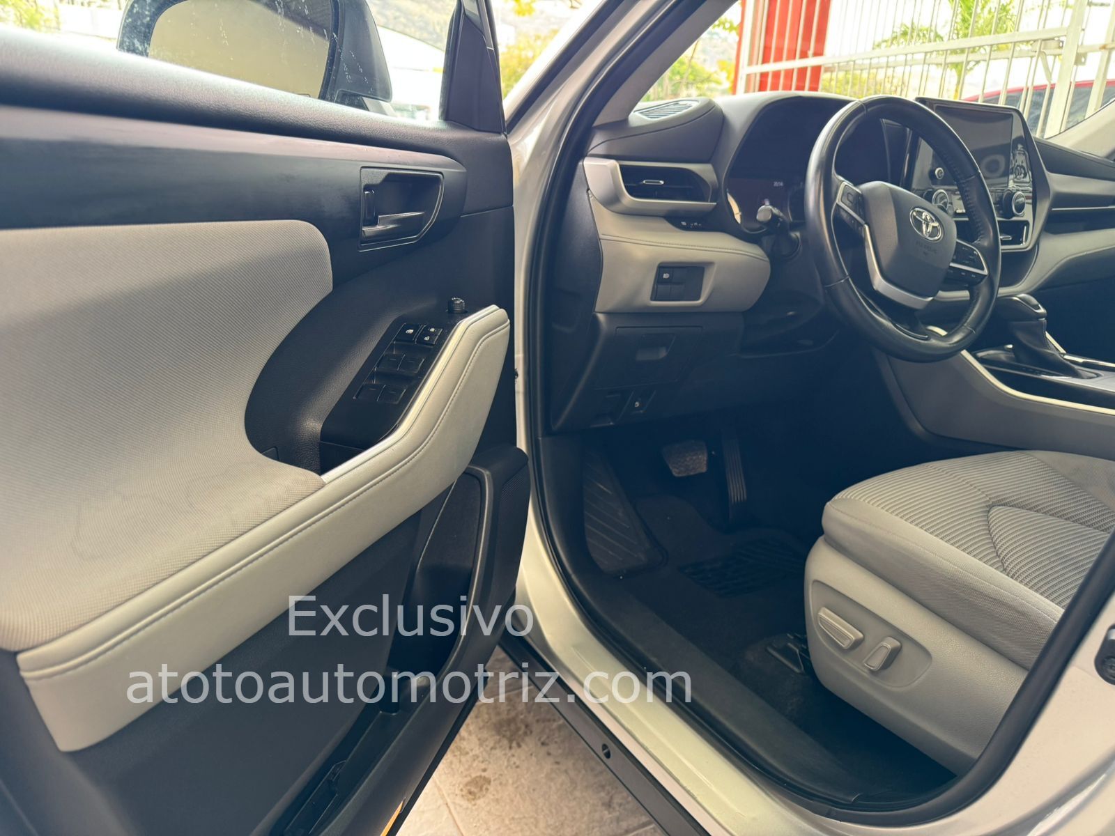 Toyota Highlander 2023 Le Automático Plata