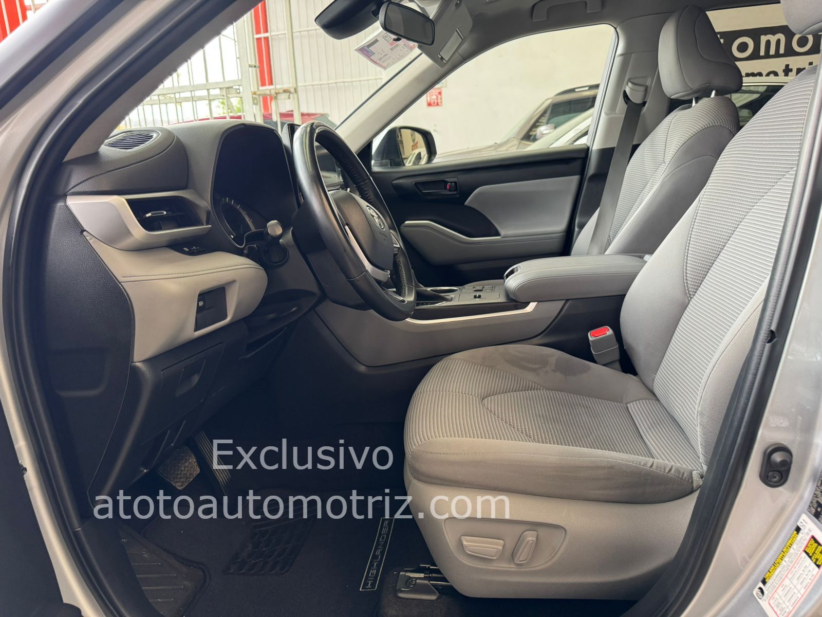 Toyota Highlander 2023 Le Automático Plata