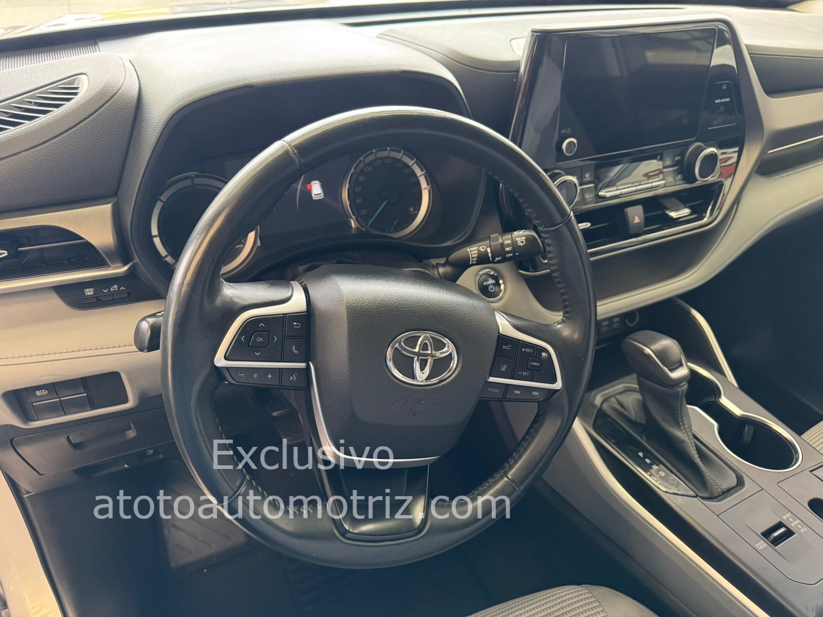 Toyota Highlander 2023 Le Automático Plata