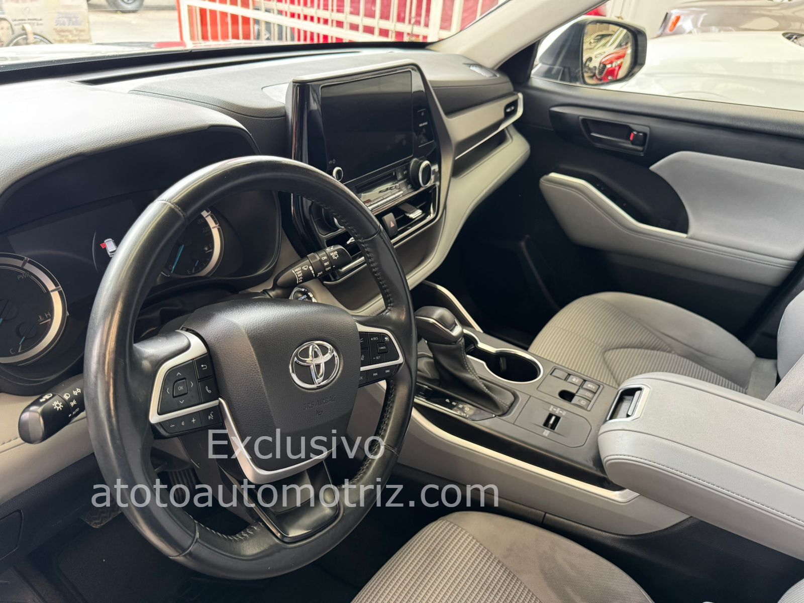 Toyota Highlander 2023 Le Automático Plata