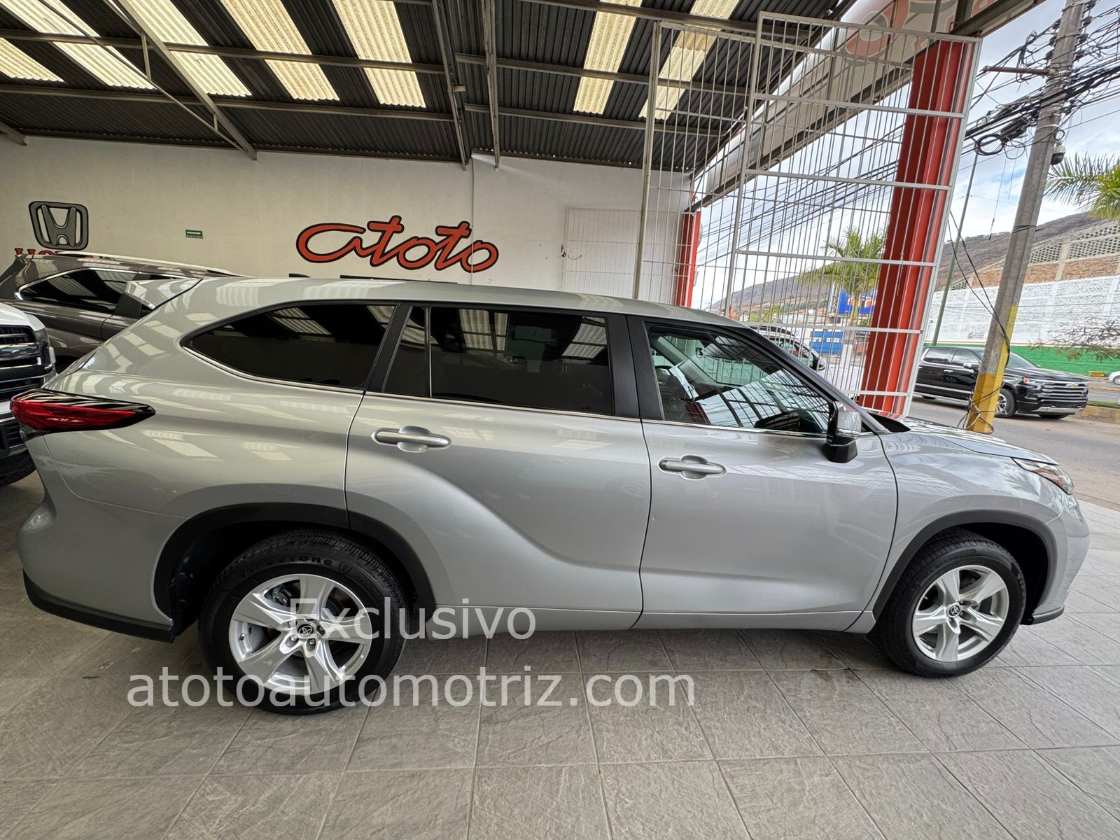 Toyota Highlander 2023 Le Automático Plata