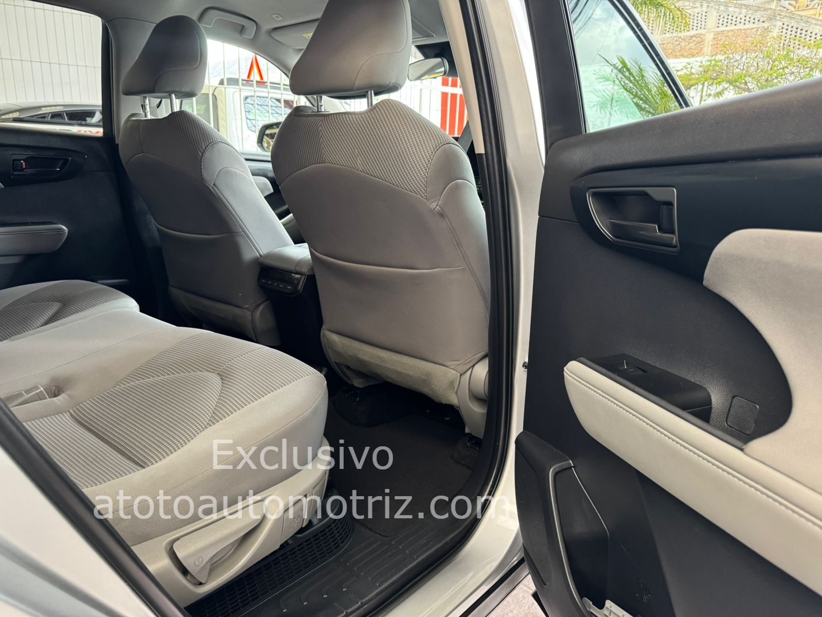 Toyota Highlander 2023 Le Automático Plata