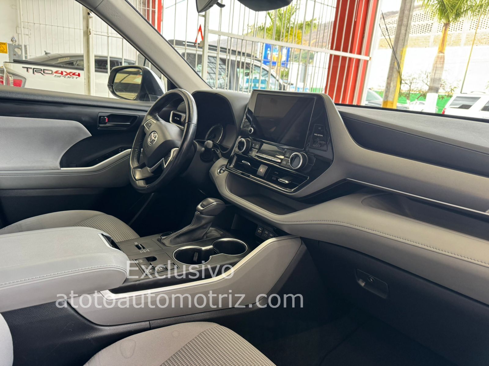 Toyota Highlander 2023 Le Automático Plata