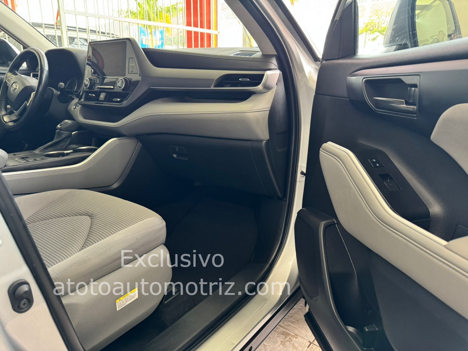 Toyota Highlander 2023 Le Automático Plata