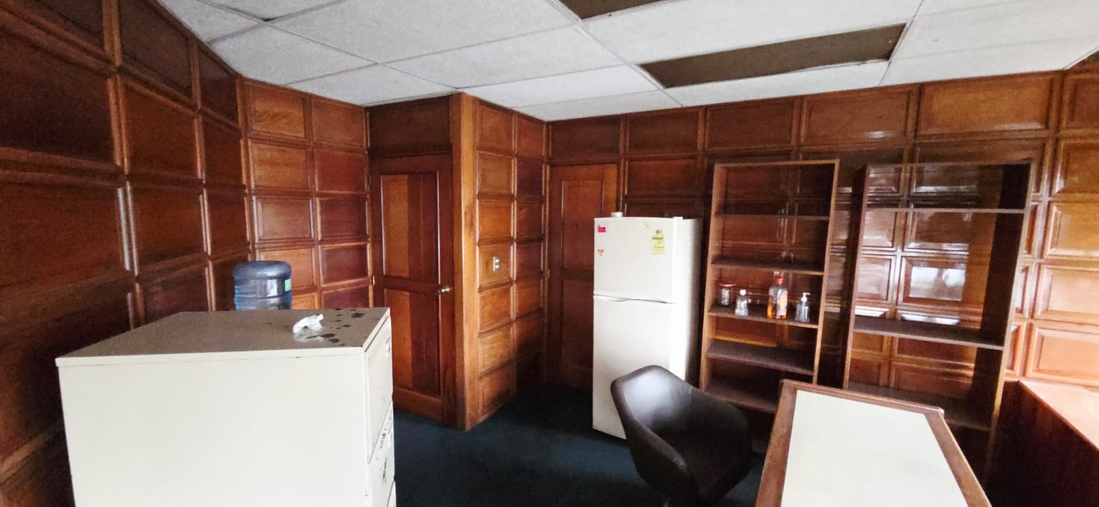 VENTA DE OFICINA EN ZONA 4 EDIFICIO EL PATIO - Image 3