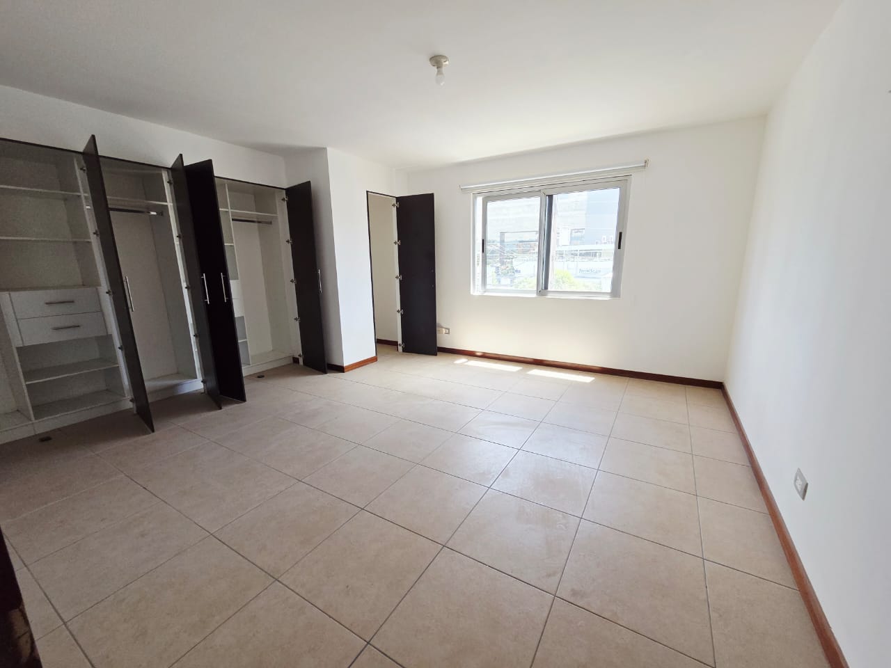 VENTA DE APARTAMENTO EN ZONA 10 - Image 3