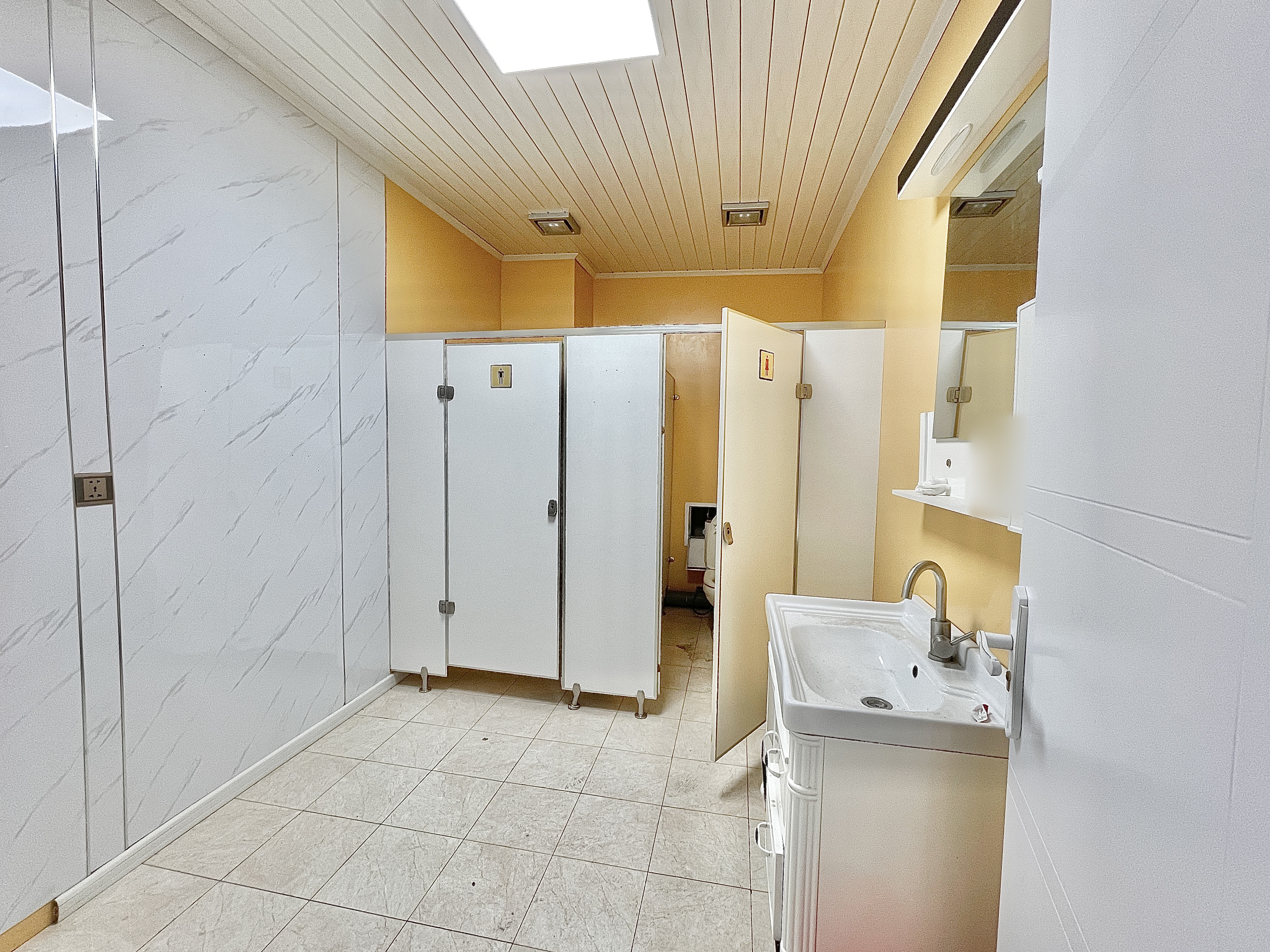 211m² retail space for sale — 9