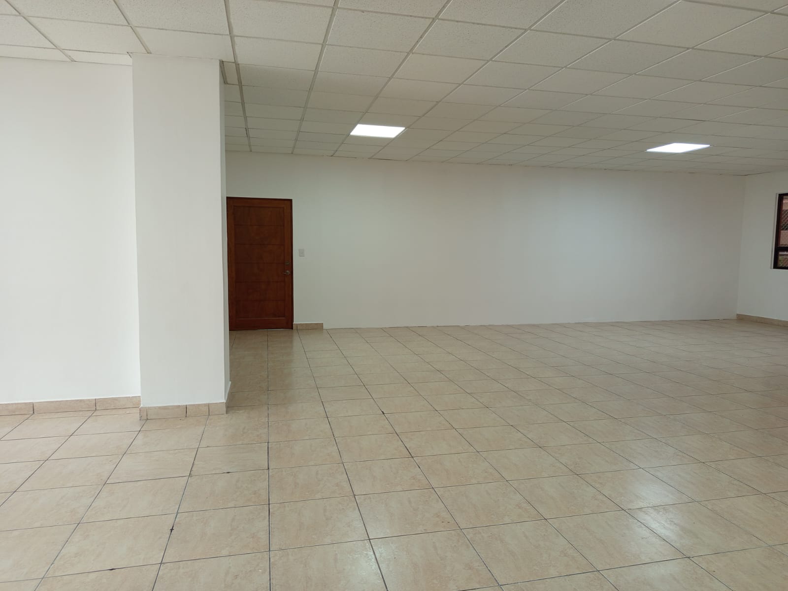 ESPACIO, PRESTIGIO Y UBICACIÓN! - Image 1