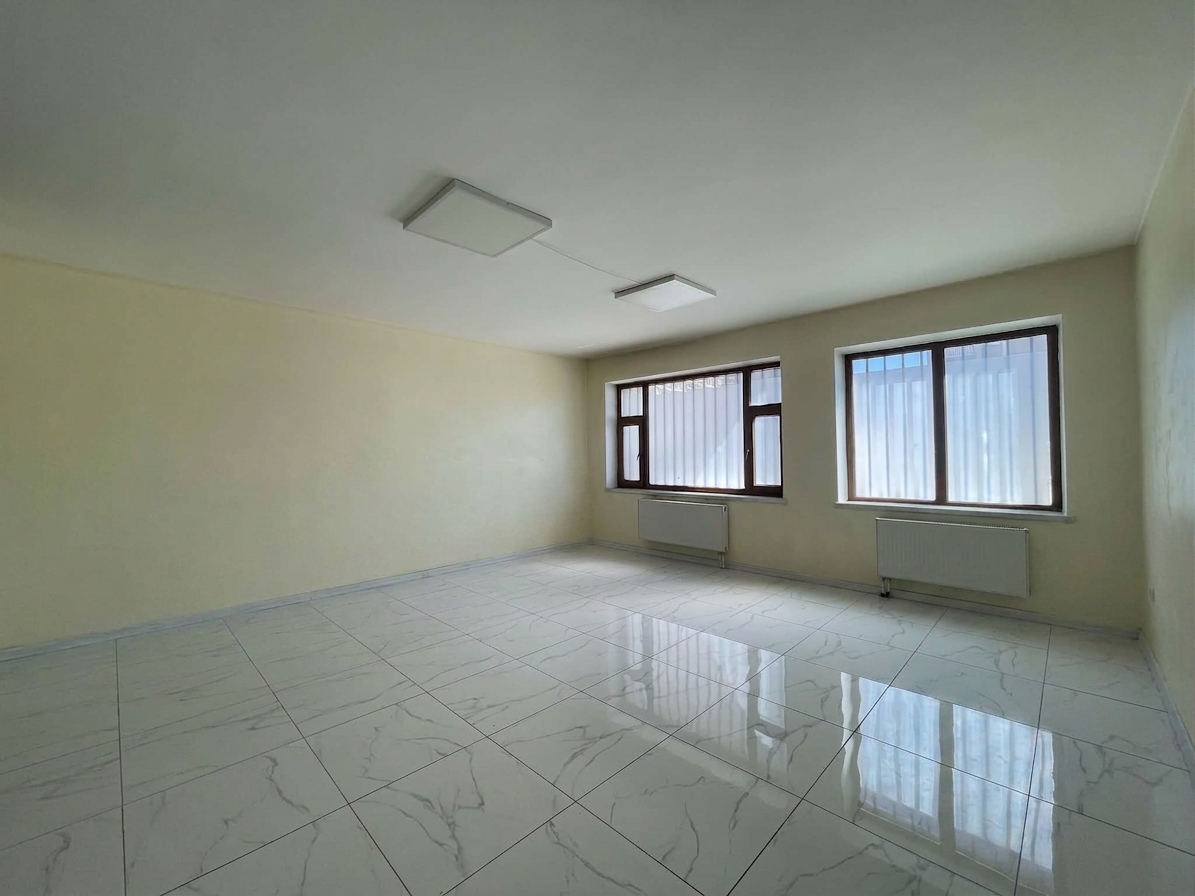 90m² retail space for sale — 3