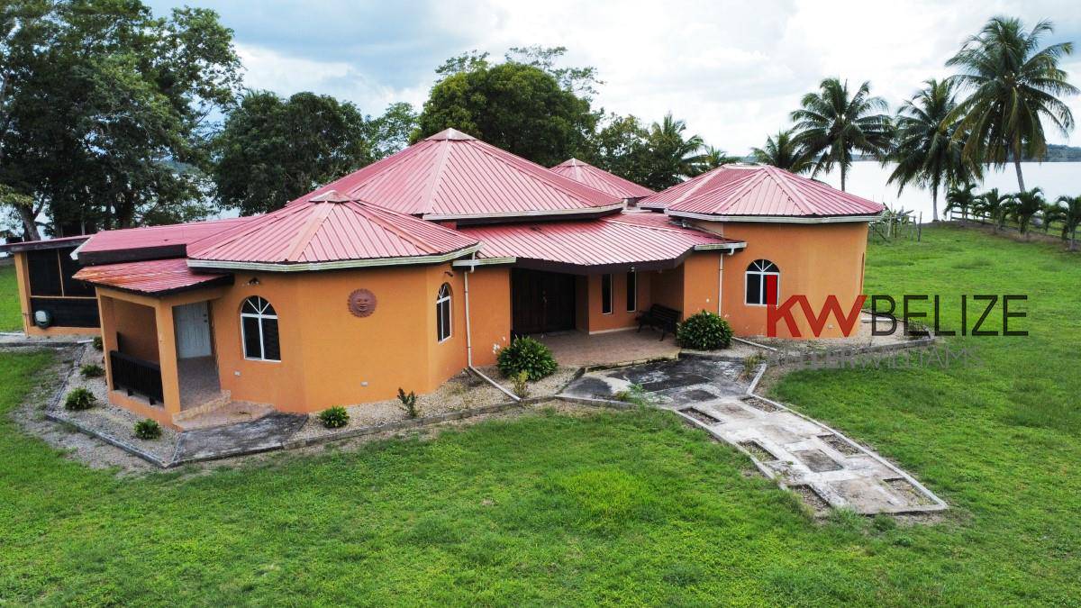 Stunning Property with 2000 Feet Lake Frontage Orange Walk Town Orange Walk District