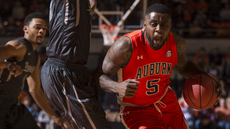 Here comes Auburn's Cinmeon Bowers