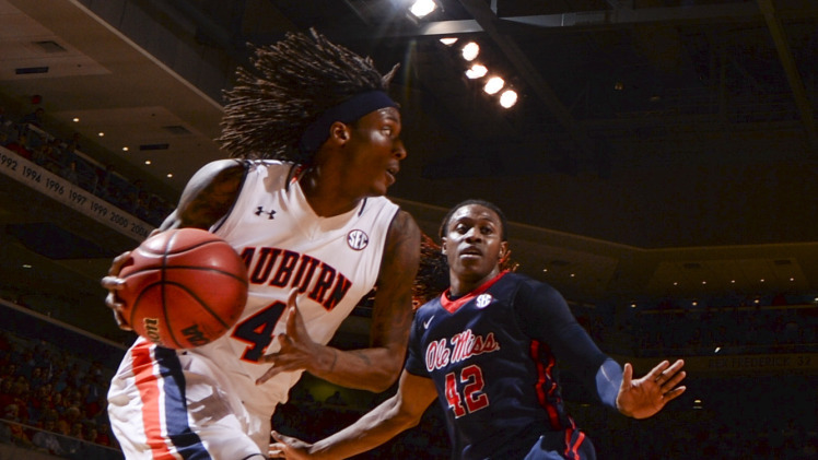 T.J. Dunans on the move in his return to the Auburn lineup