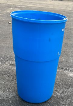 6 - 21 Gal Plastic Barrels w/ lids & lid rings - Image 3