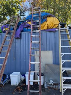 28 foot fiberglass extension ladder - Image 1