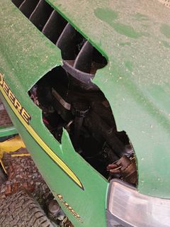 John Deere L110 Automatic Riding Mower - Image 9