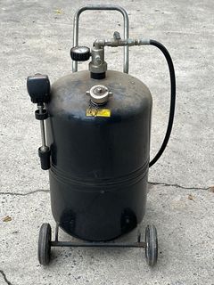 Pneumatic oil dispenser - Image 1