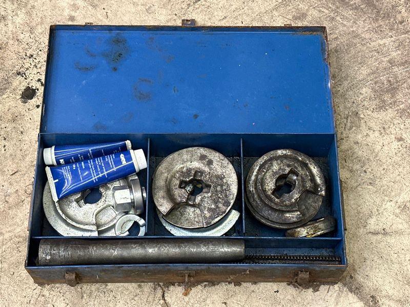 Coil spring compressor - Image 1