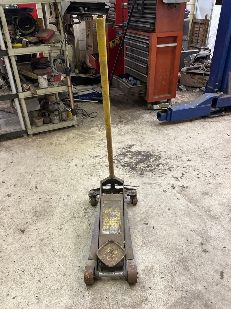 Hydraulic jack - Image 1