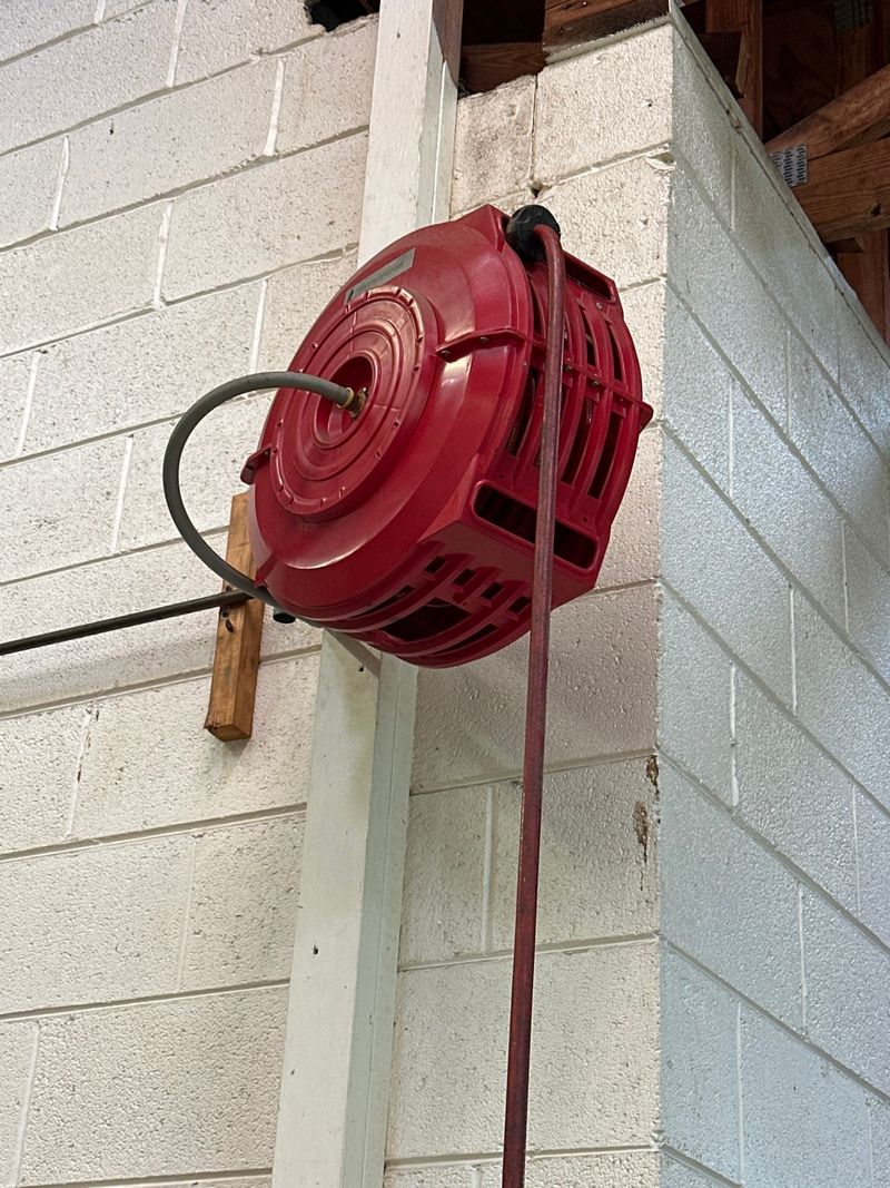 Air hose and reel - Image 1
