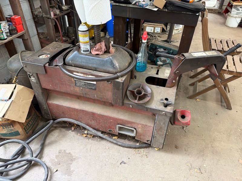 Tire changer - Image 1