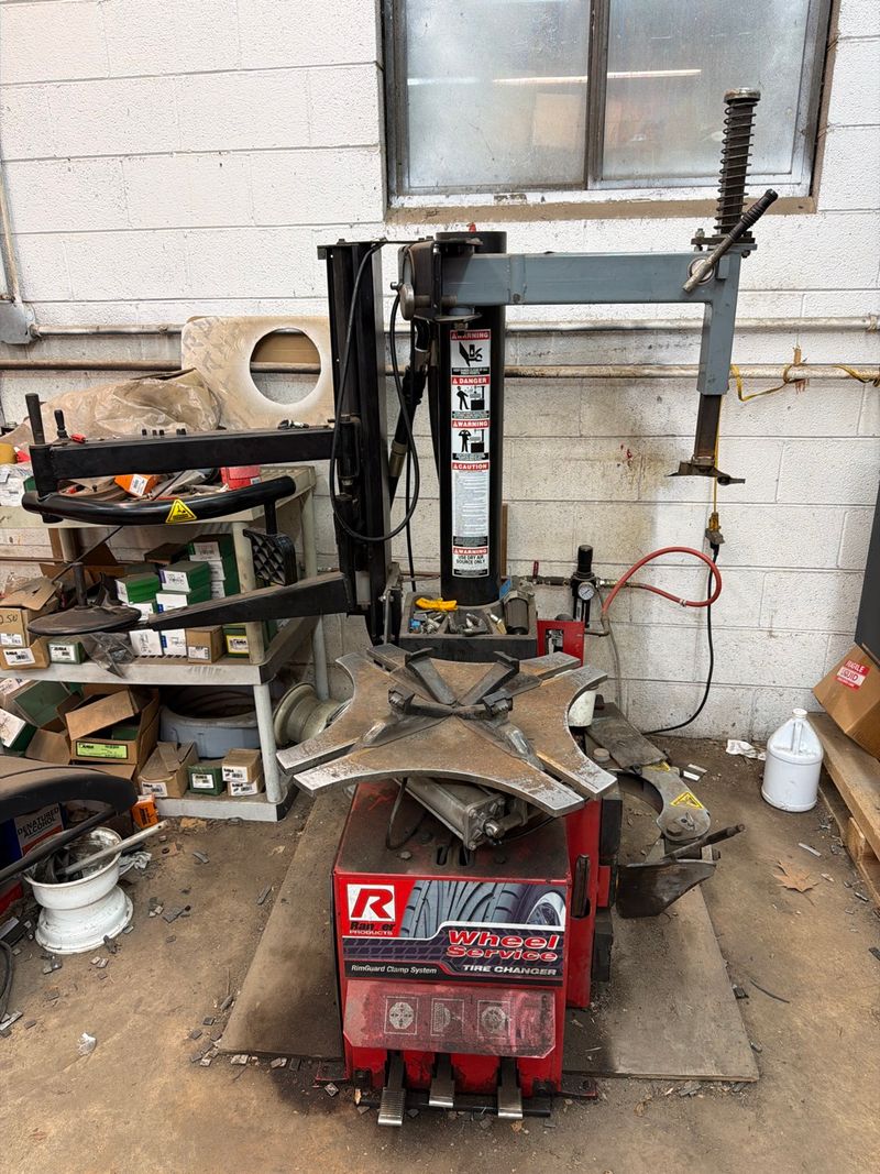 Tire changer - Image 1
